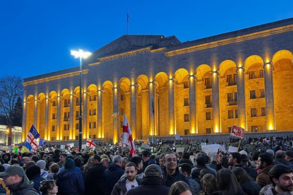 Gürcüstanda böyük etirazlara səbəb olan qanun layihəsi parlamentdən geri götürüldü